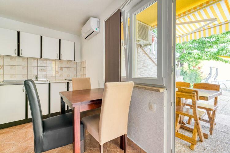 Apartments Nika With Swimming Pool And Beautiful Sea View Dobreć 외부 사진