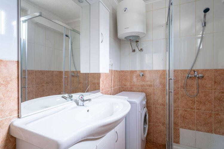 Apartments Nika With Swimming Pool And Beautiful Sea View Dobreć 외부 사진